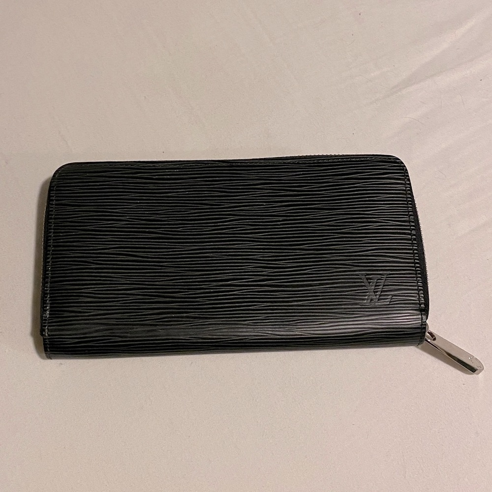 Louis Vuitton Zippy Wallet in Epi Leather